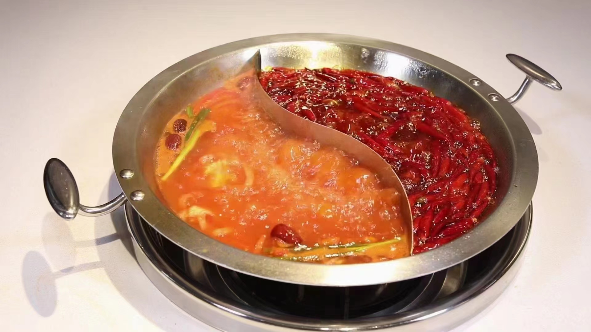火鍋底料廠家-成都重慶火鍋底料產(chǎn)品批發(fā)，火鍋品類新發(fā)展在哪里(圖2)